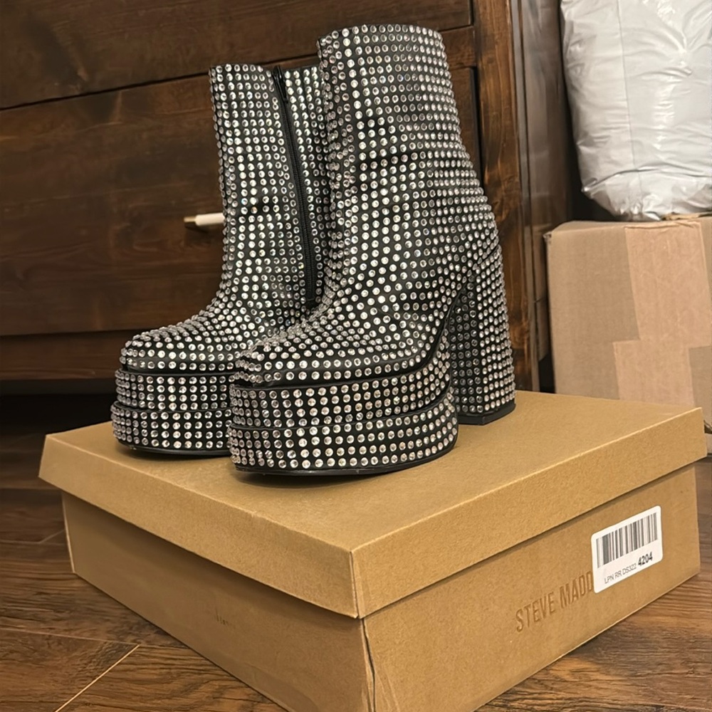 Steve Madden cobra rhinestone size 8 women’s boot